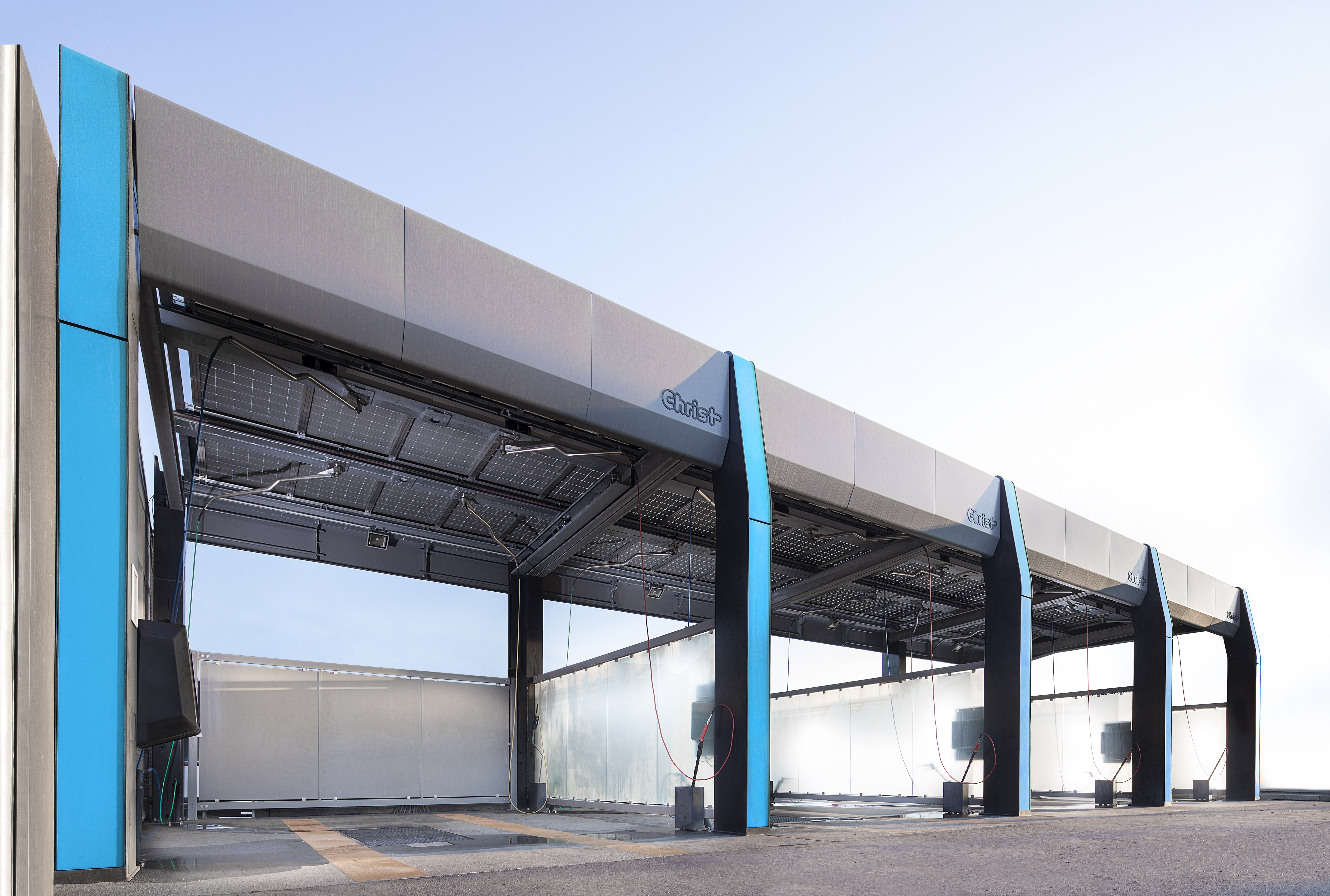 En tom blade biltvätt under ljus himmel.