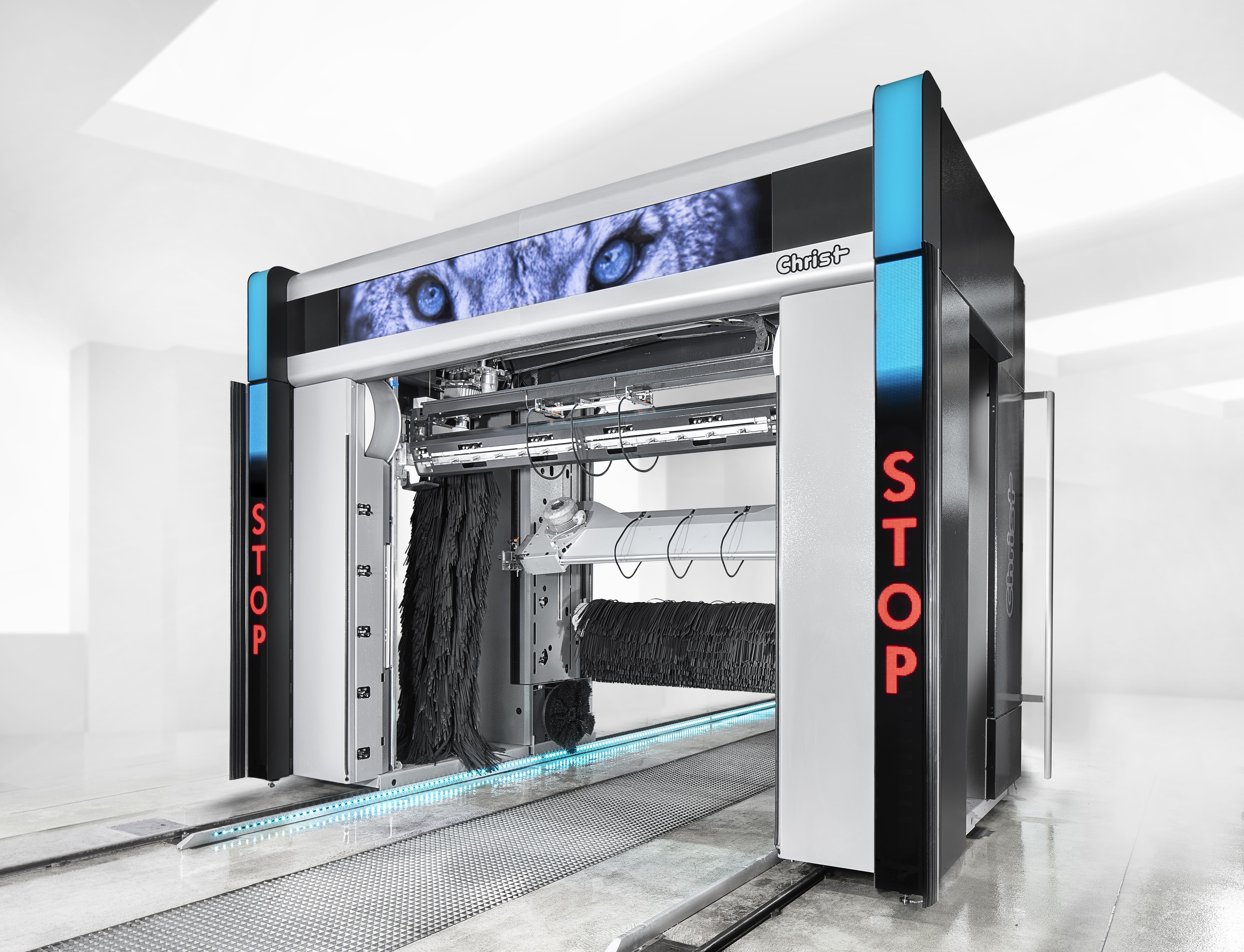 En stor biltvätt med LED-lampor i ljus miljö.