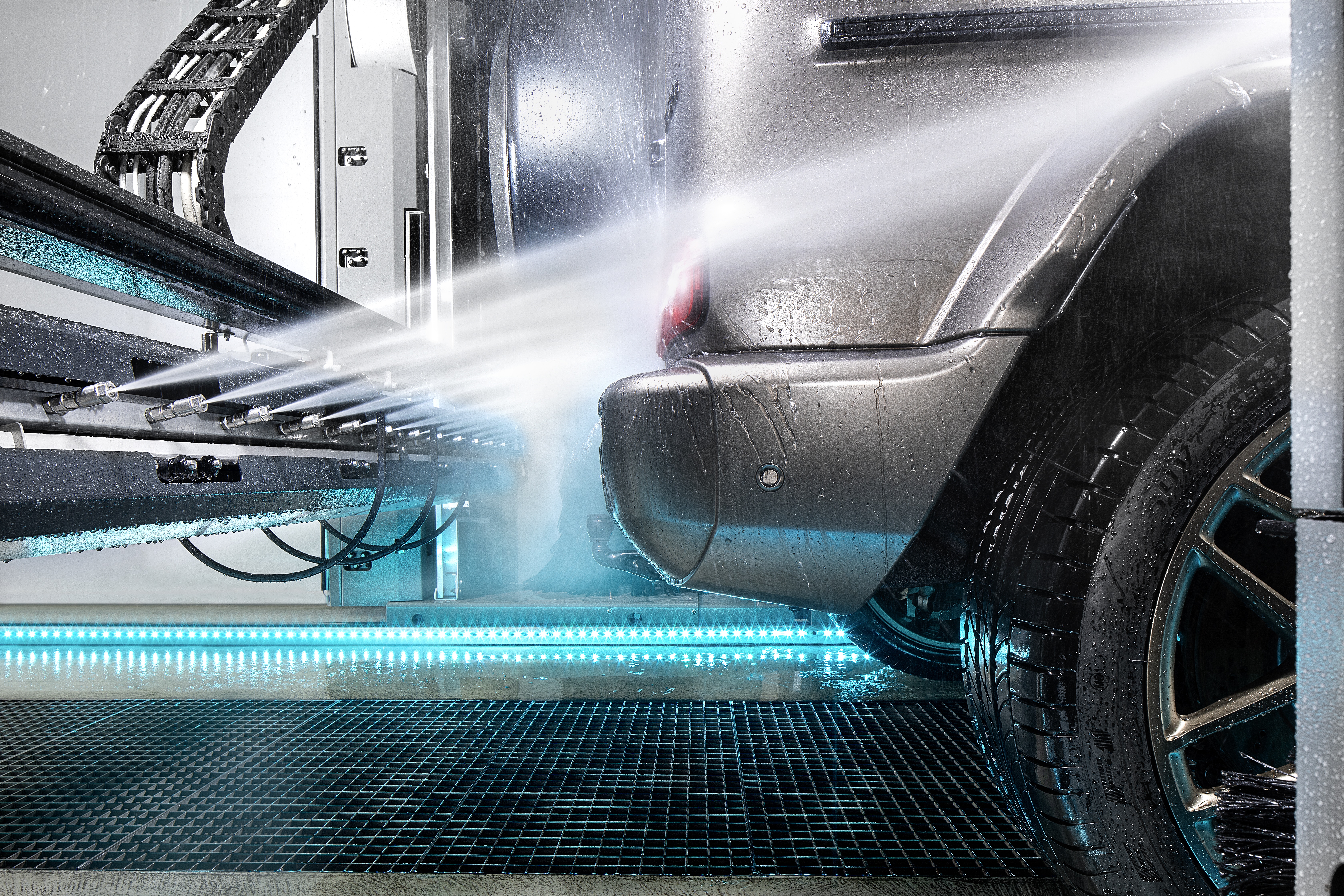 Aktiv högtryckstvätt mot baksidan av en bil.